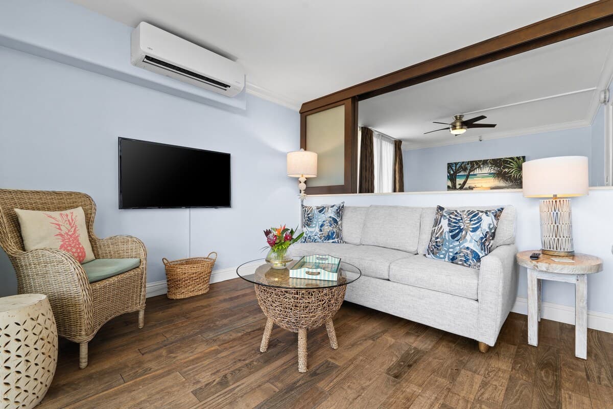 Condo in Honolulu · ★4.65 · 2 bedrooms · 4 beds · 1 private bath - Photo 2