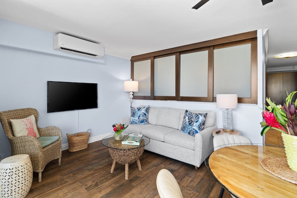 Condo in Honolulu · ★4.65 · 2 bedrooms · 4 beds · 1 private bath - Photo 3