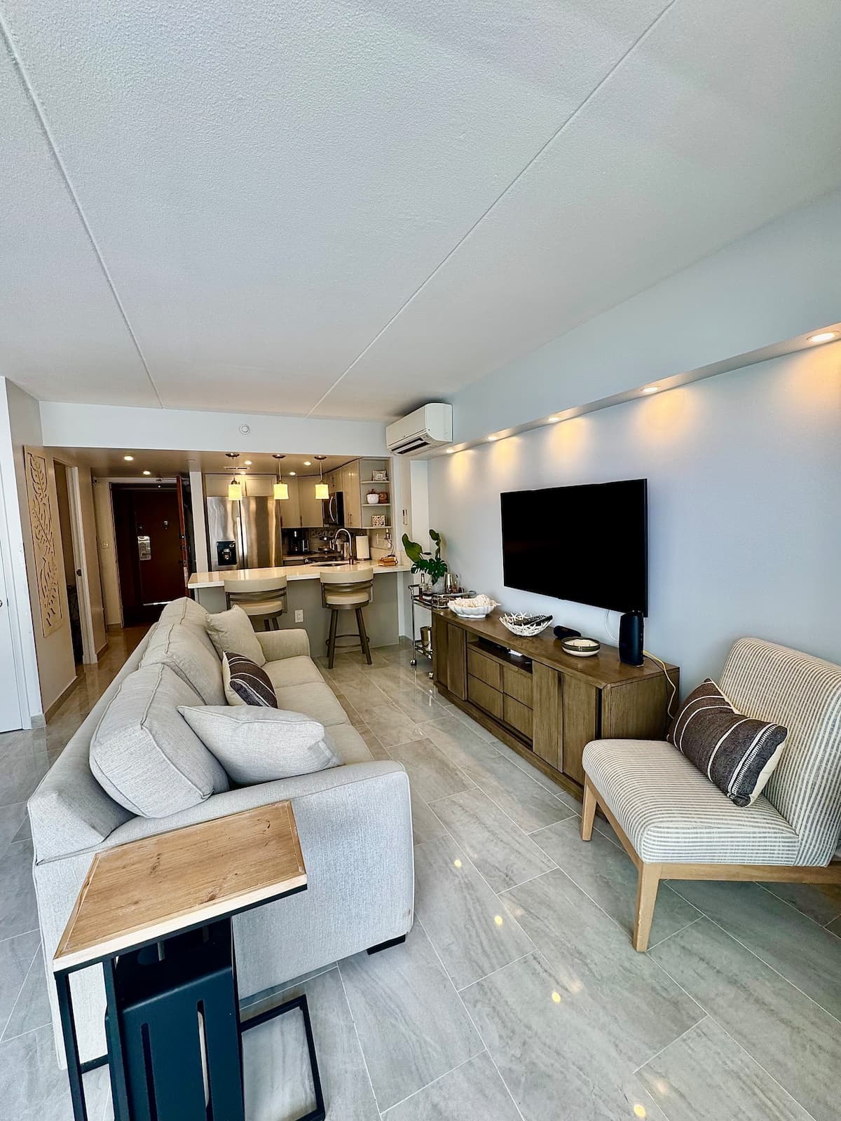 Oceanview-Luxurious Condo, free parking. - Photo 2