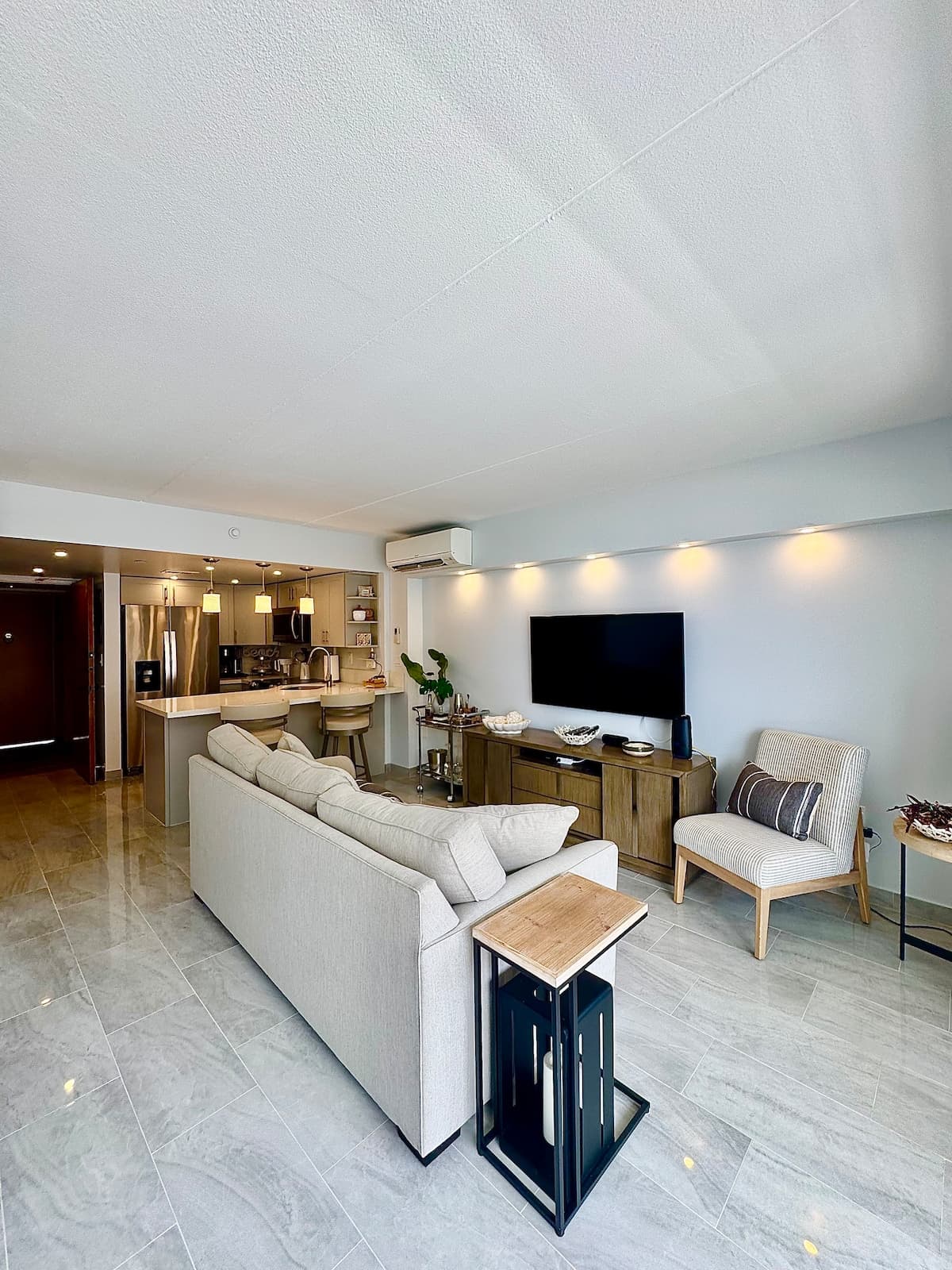 Oceanview-Luxurious Condo, free parking. - Photo 4