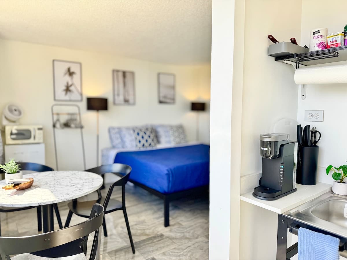 Condo in Honolulu · ★4.98 · Studio · 1 bed · 1 private bath - Photo 3