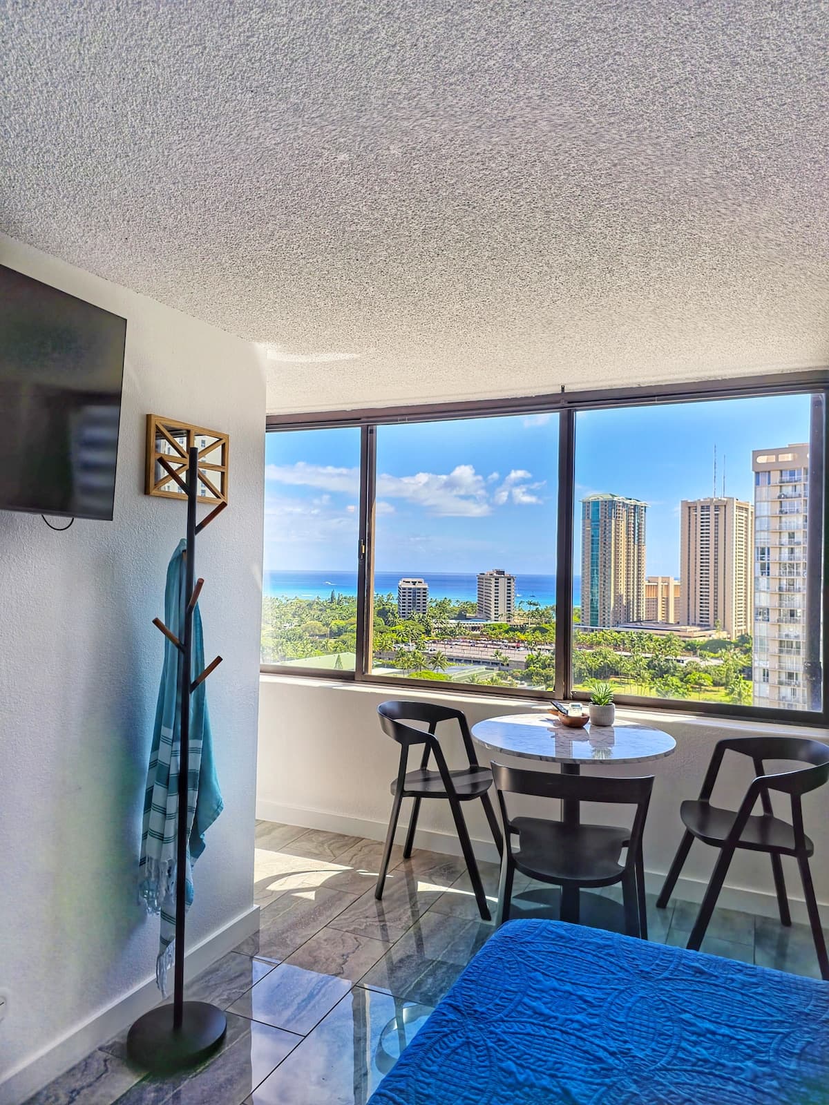 Condo in Honolulu · ★4.98 · Studio · 1 bed · 1 private bath - Photo 1