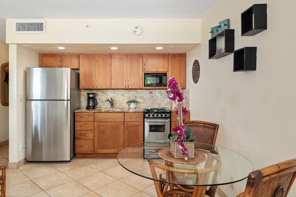 Condo in Lahaina · ★4.45 · 1 bedroom · 3 beds · 1 bath - Photo 4