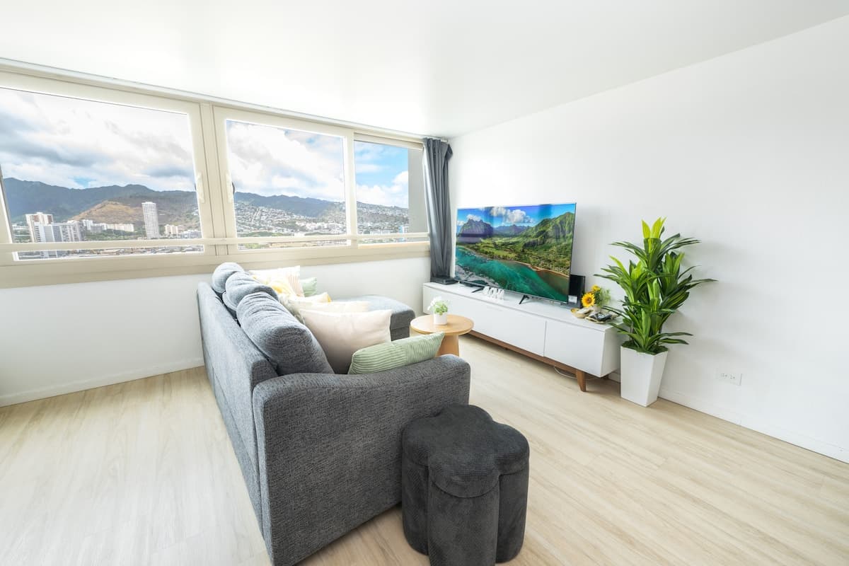 Condo in Honolulu · ★4.93 · 1 bedroom · 3 beds · 1 private bath - Photo 5