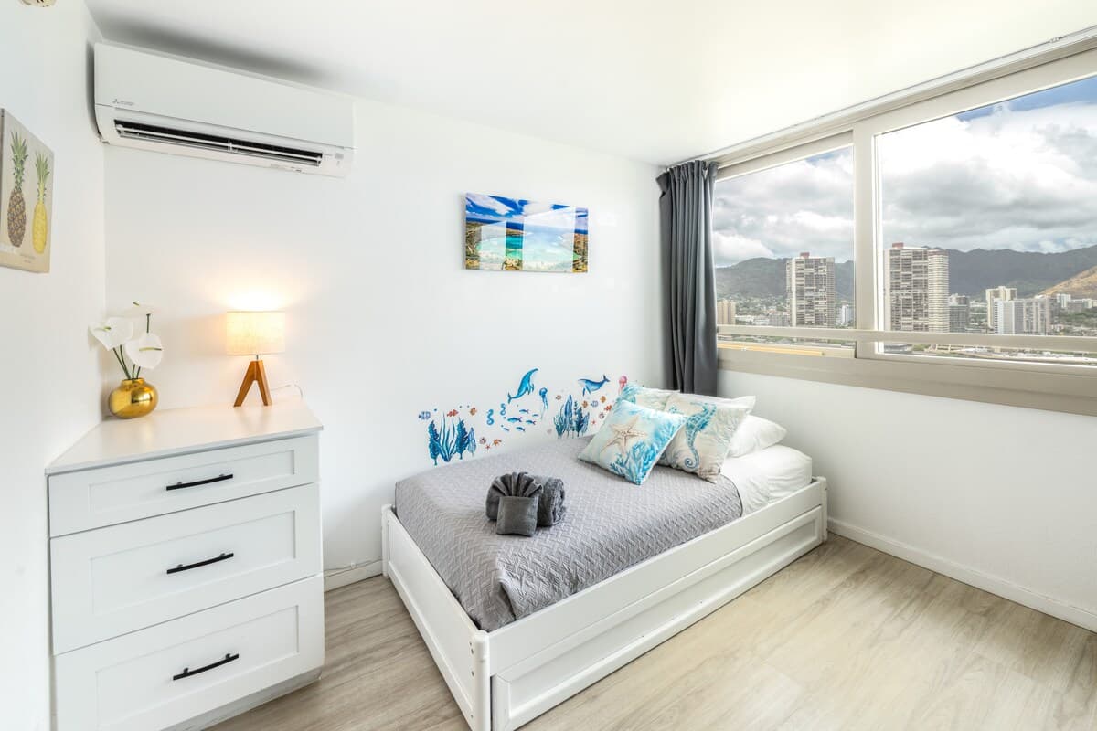 Condo in Honolulu · ★4.93 · 1 bedroom · 3 beds · 1 private bath - Photo 3