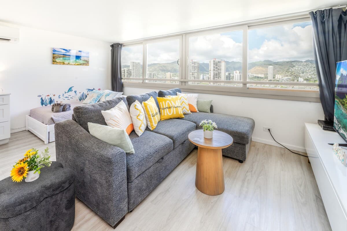 Condo in Honolulu · ★4.93 · 1 bedroom · 3 beds · 1 private bath - Photo 2