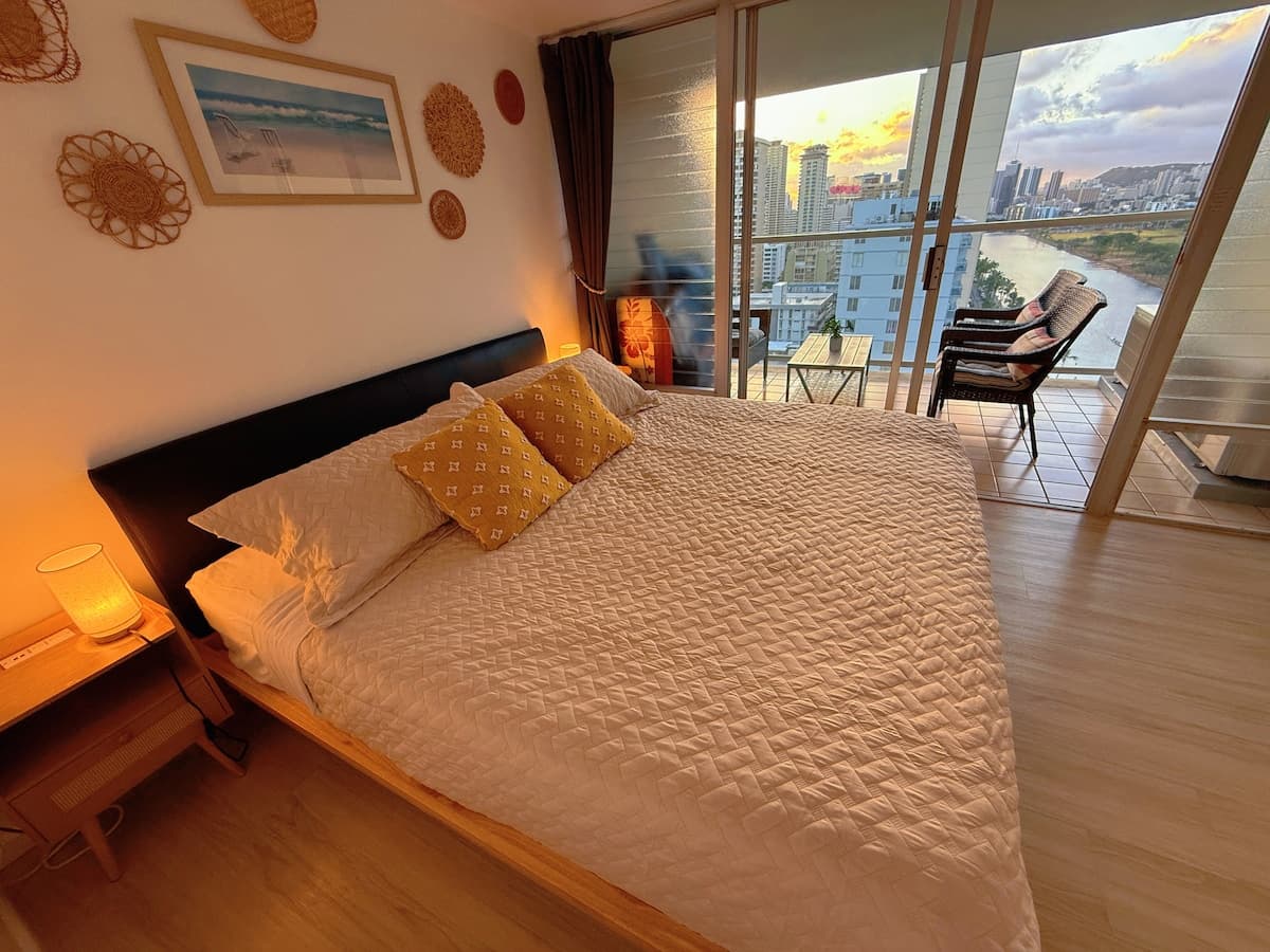 Condo in Honolulu · ★4.93 · 1 bedroom · 3 beds · 1 private bath - Photo 1