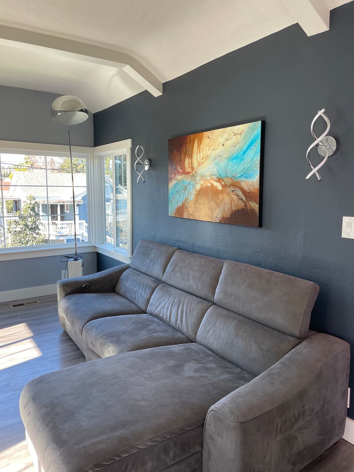 Remodeled 1,150 sq ft retreat with fireplace - Photo 3