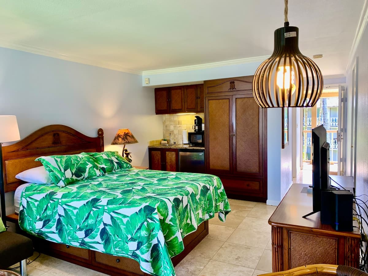 Condo in Kapaa · ★4.87 · 1 bedroom · 2 beds · 1 private bath - Photo 4