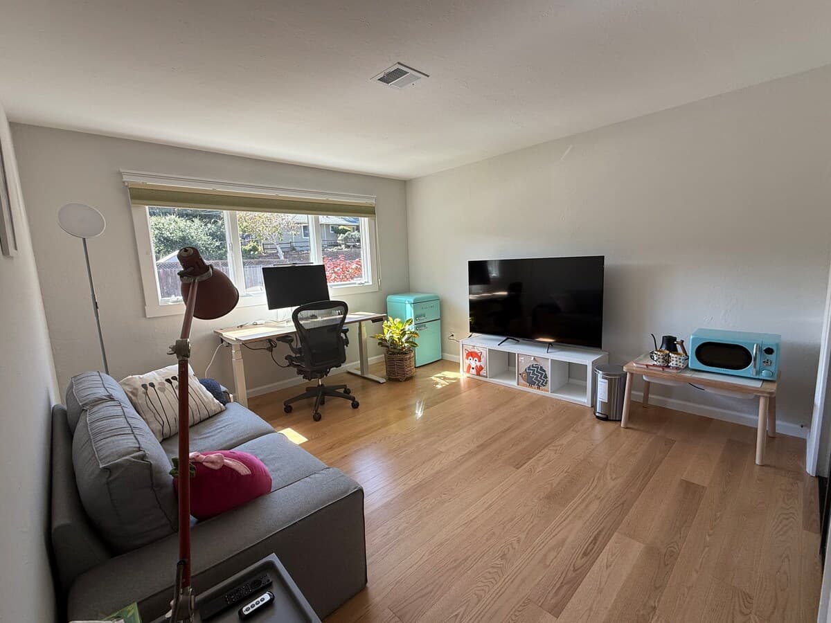 Private suite in a house - Photo 1