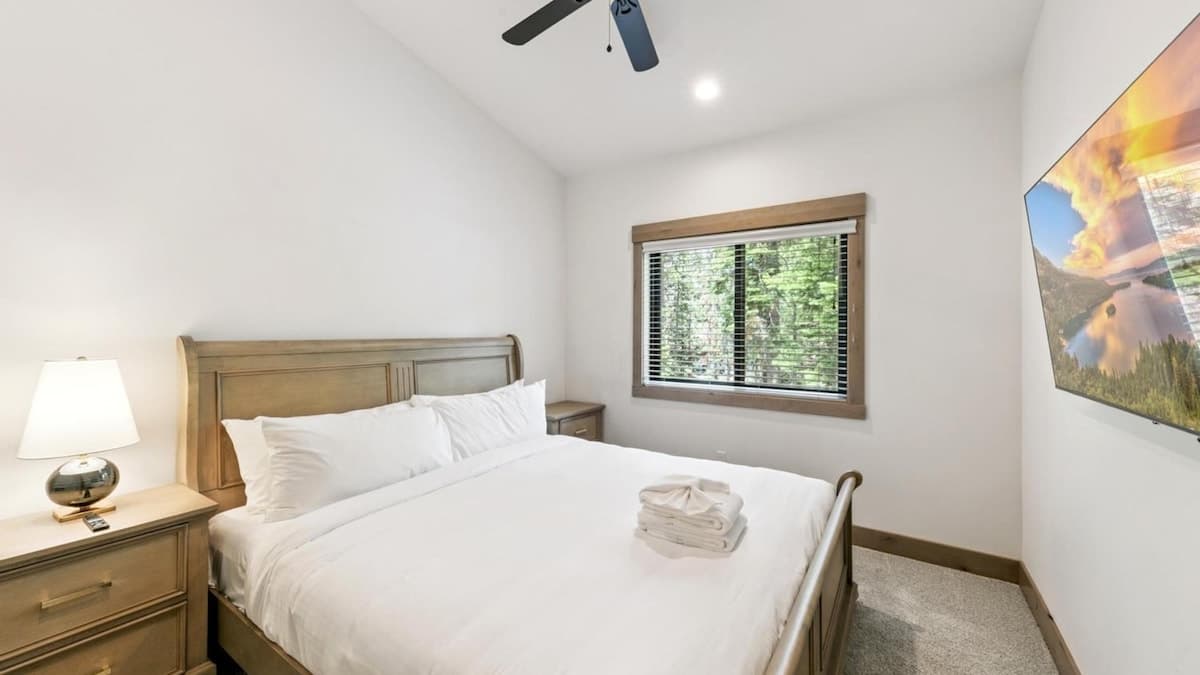 Pet-Friendly Cabin with Hot Tub & Pool Table - Photo 2