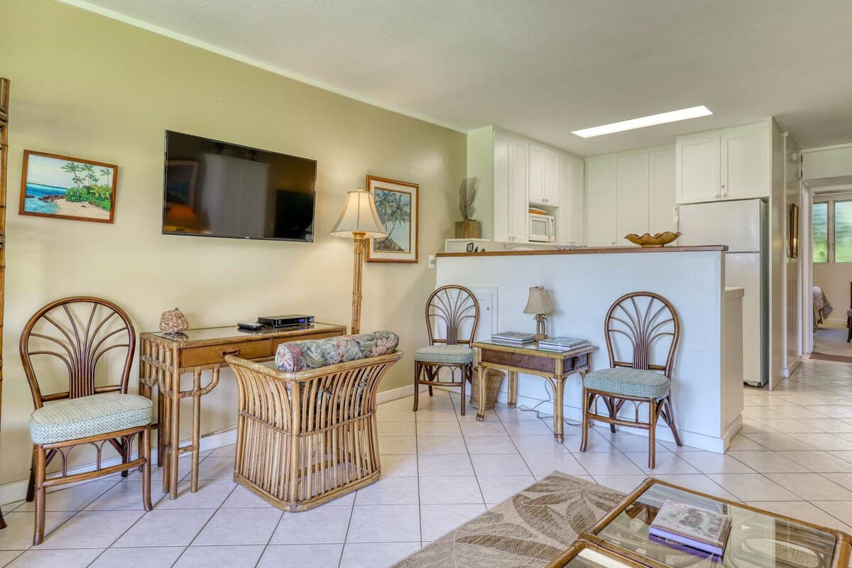 Condo in Lahaina · ★5.0 · 1 bedroom · 2 beds · 1 shared bath - Photo 5