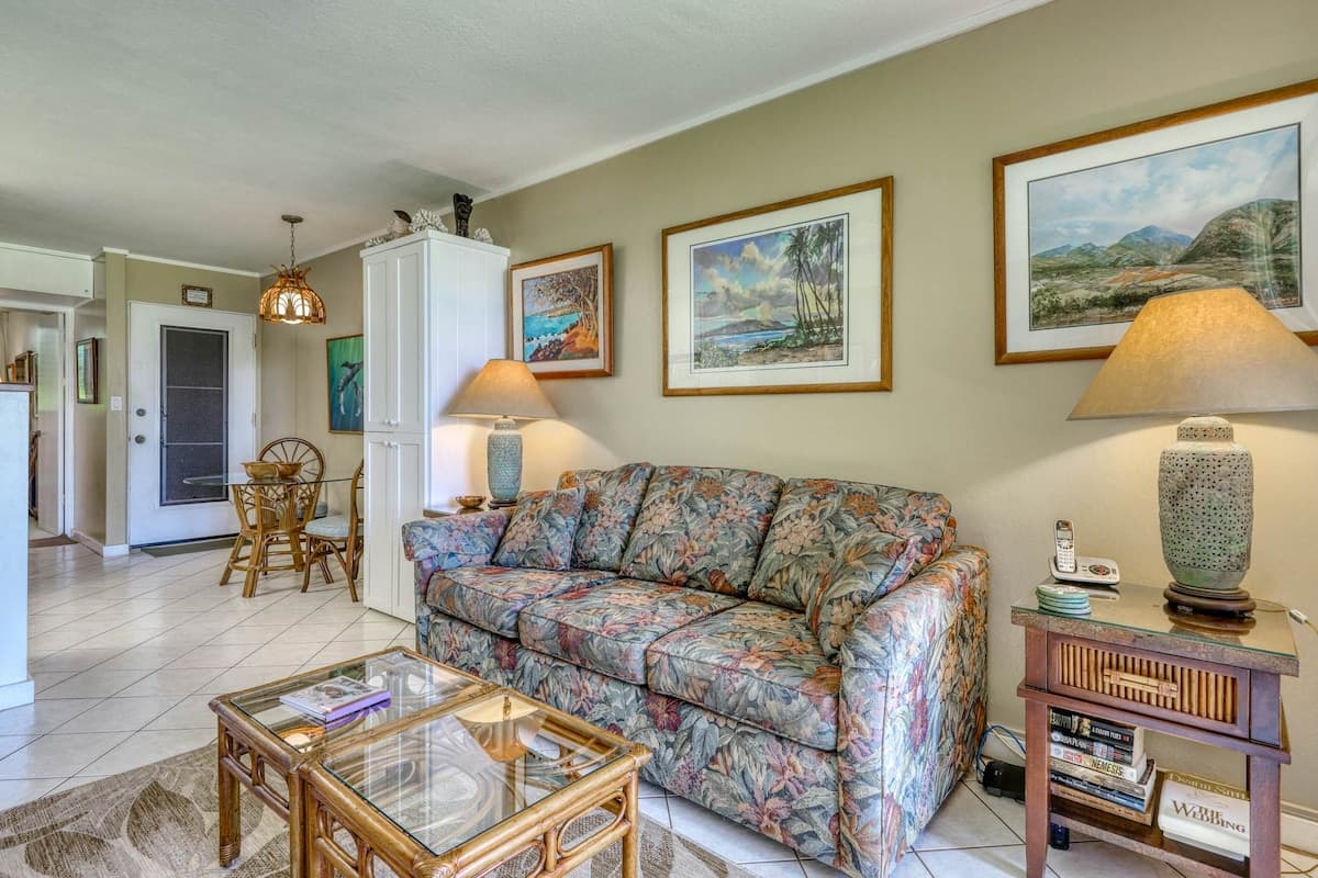 Condo in Lahaina · ★5.0 · 1 bedroom · 2 beds · 1 shared bath - Photo 2