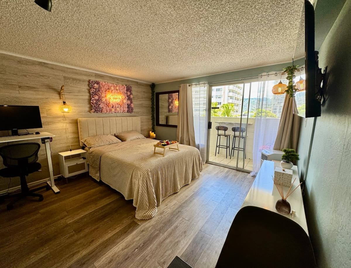Condo in Honolulu · ★4.84 · 1 bedroom · 1 bed · 1 private bath - Photo 4