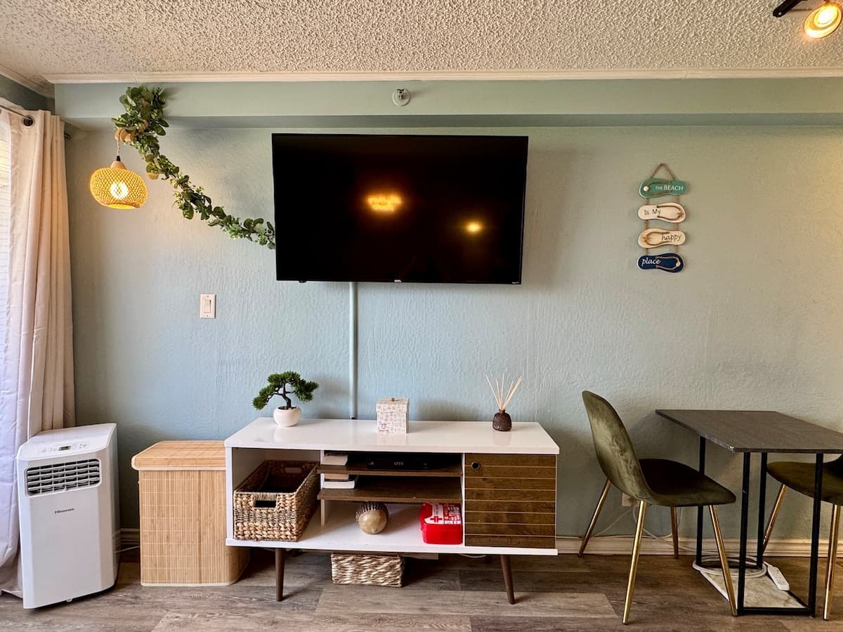 Condo in Honolulu · ★4.84 · 1 bedroom · 1 bed · 1 private bath - Photo 5