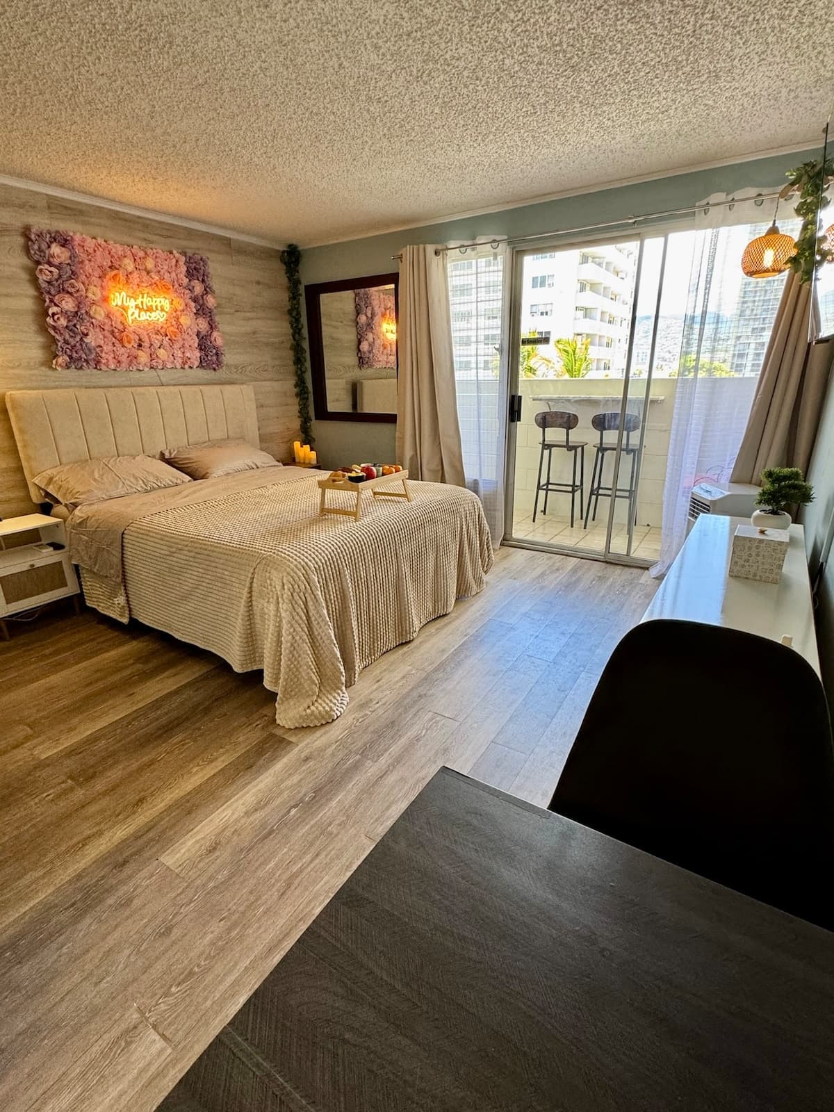 Condo in Honolulu · ★4.84 · 1 bedroom · 1 bed · 1 private bath - Photo 1