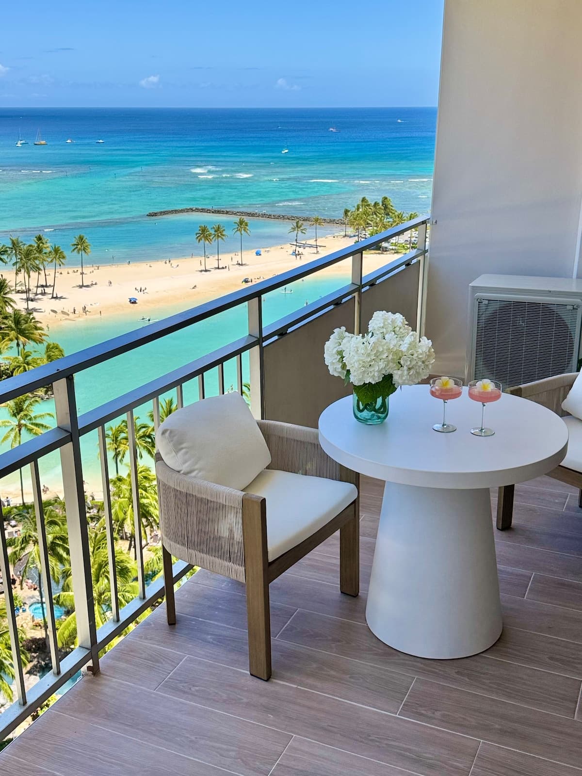 Condo in Honolulu · ★4.95 · 1 bedroom · 2 beds · 1 private bath - Photo 3