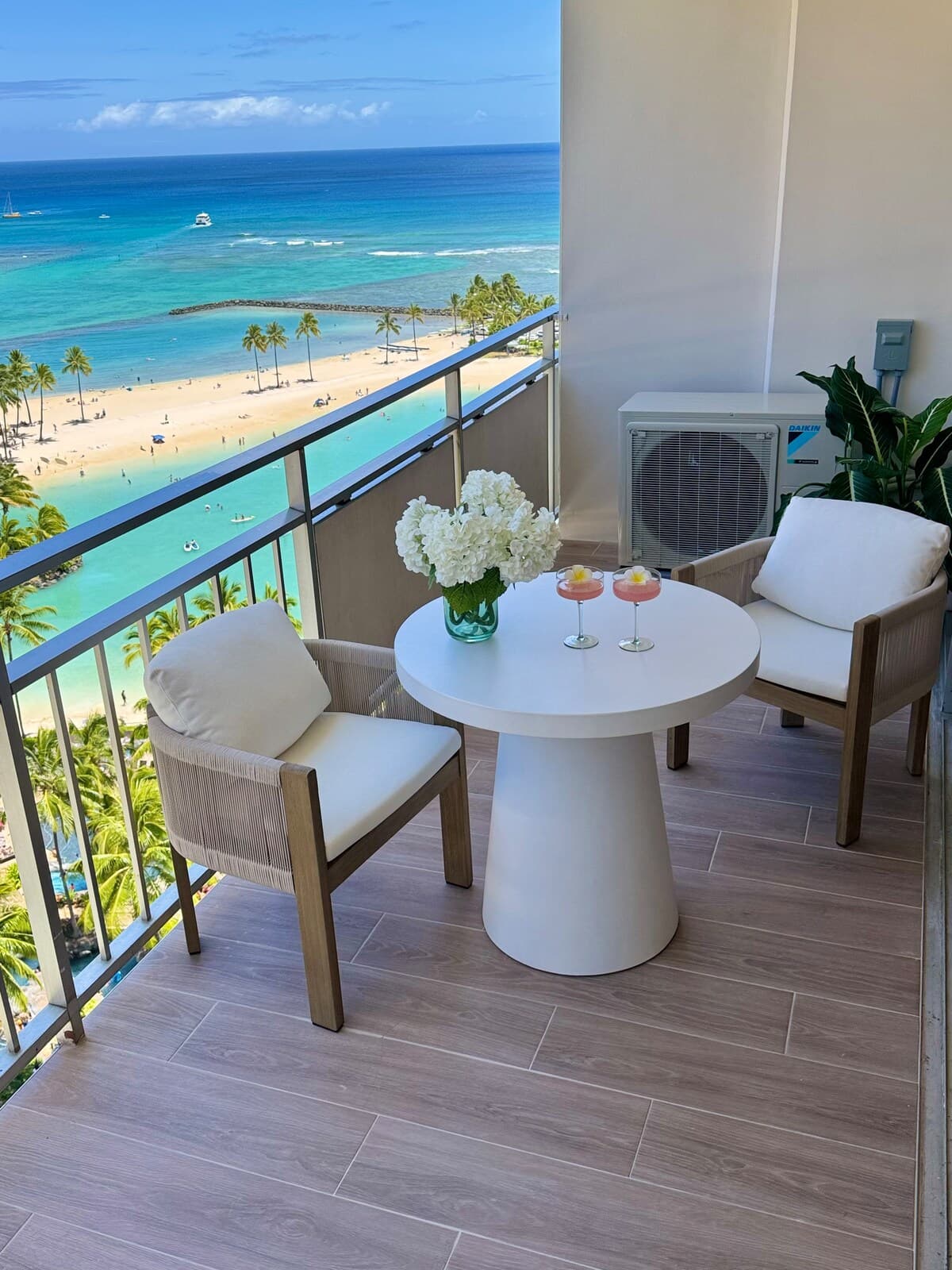 Condo in Honolulu · ★4.95 · 1 bedroom · 2 beds · 1 private bath - Photo 5