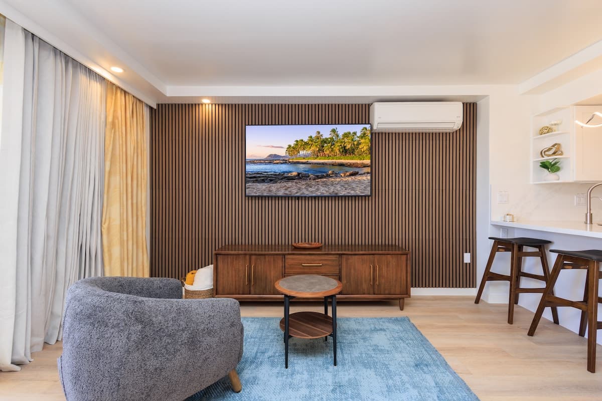 Beach Front Waikiki Oasis (parking included) - Photo 4
