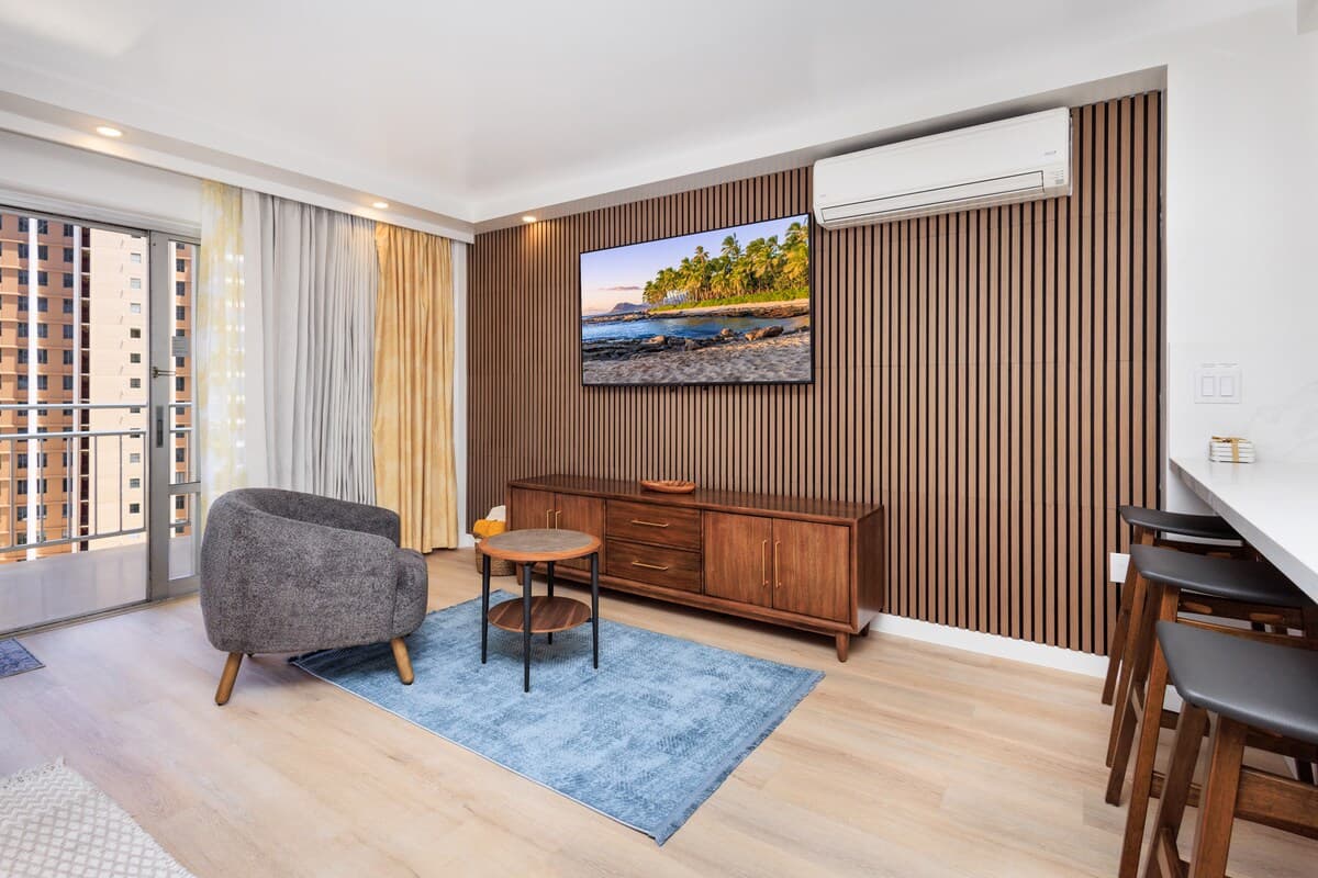 Beach Front Waikiki Oasis (parking included) - Photo 5