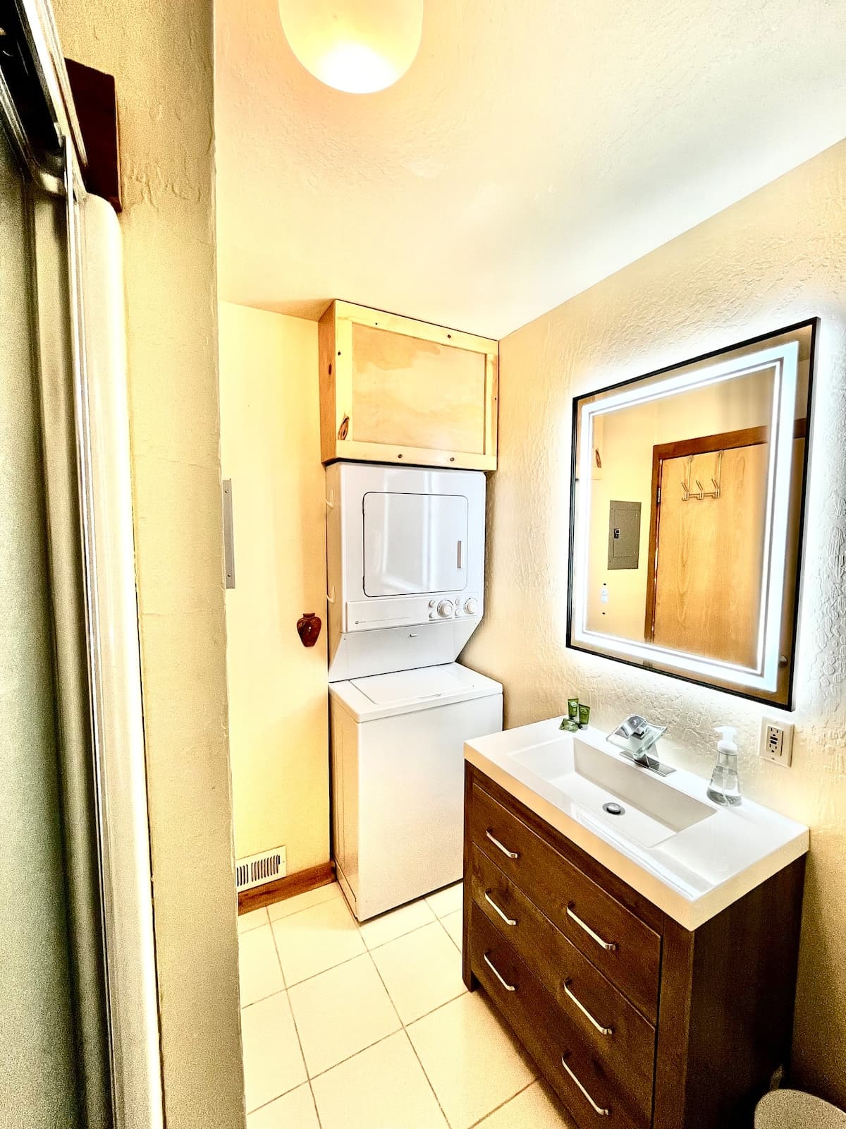 Townhouse in Truckee · ★4.9 · 2 bedrooms · 5 beds · 3 private baths - Photo 5