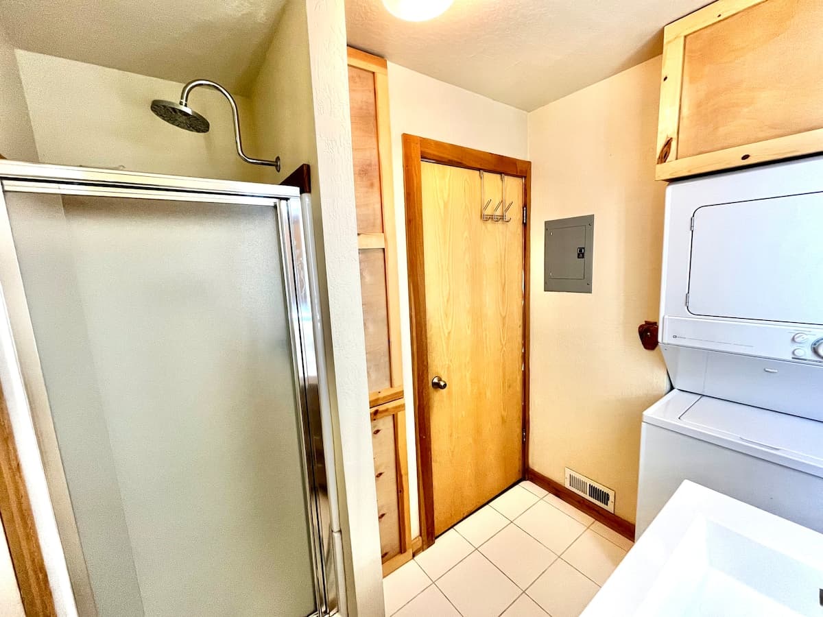 Townhouse in Truckee · ★4.9 · 2 bedrooms · 5 beds · 3 private baths - Photo 3