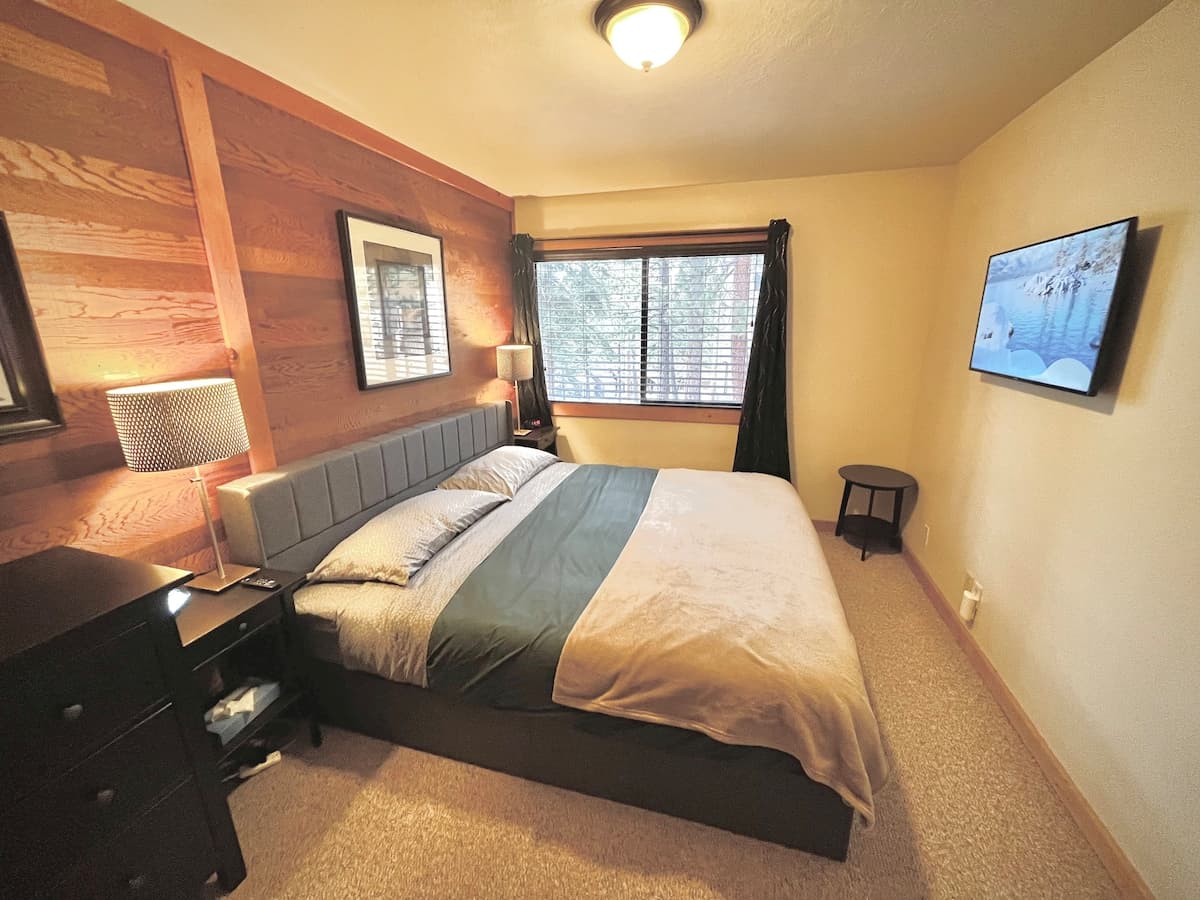 Townhouse in Truckee · ★4.9 · 2 bedrooms · 5 beds · 3 private baths - Photo 2