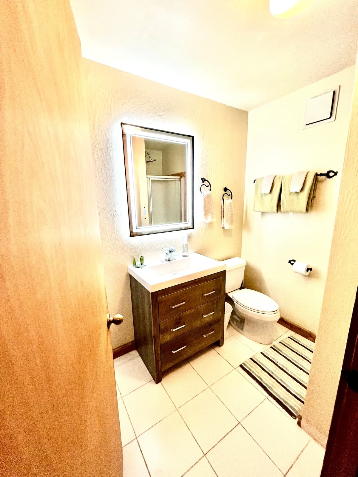 Townhouse in Truckee · ★4.9 · 2 bedrooms · 5 beds · 3 private baths - Photo 4