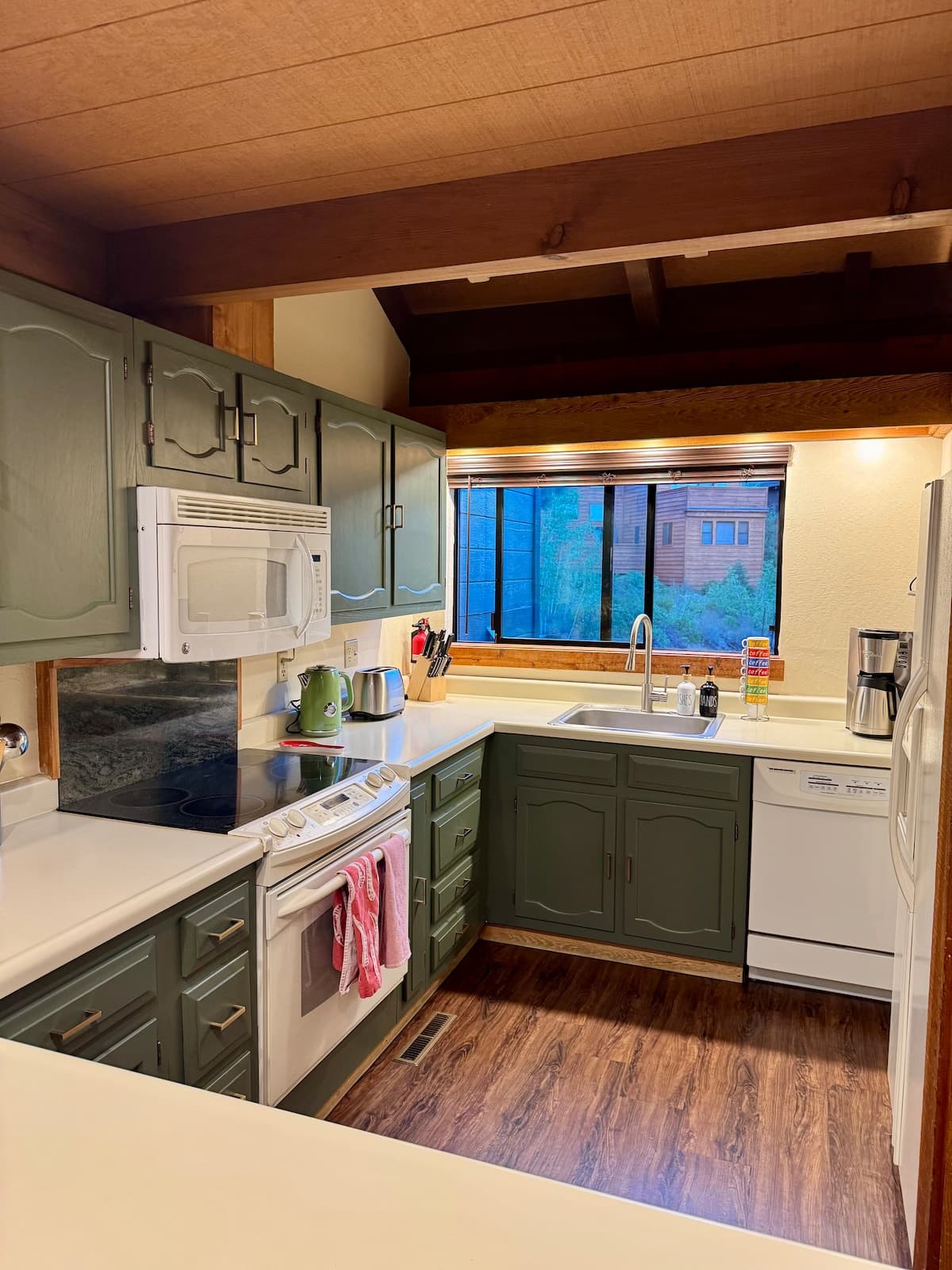 Townhouse in Truckee · ★4.9 · 2 bedrooms · 5 beds · 3 private baths - Photo 1