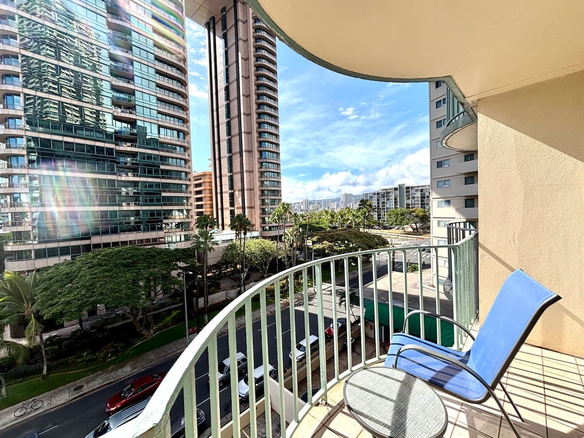 New 2BR Waikiki Condo kitchen FREE parking Pool - Photo 2