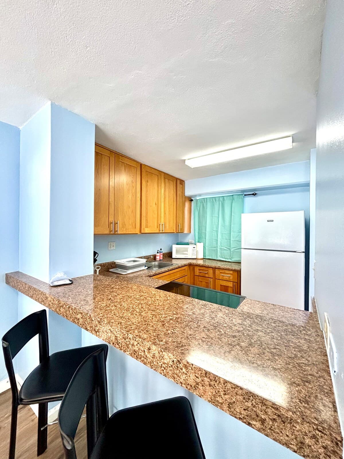 New 2BR Waikiki Condo kitchen FREE parking Pool - Photo 5