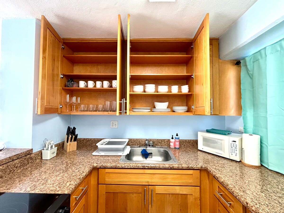 New 2BR Waikiki Condo kitchen FREE parking Pool - Photo 4