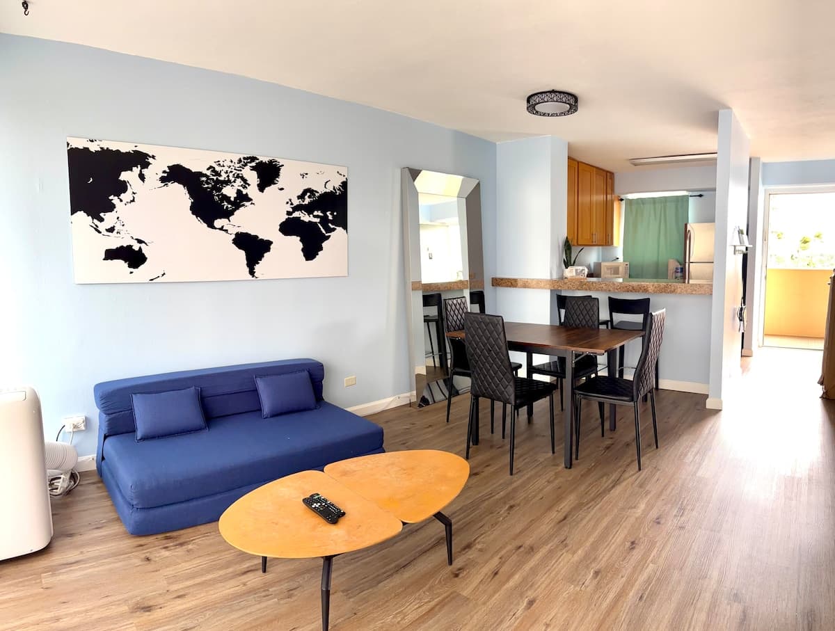 New 2BR Waikiki Condo kitchen FREE parking Pool - Photo 1