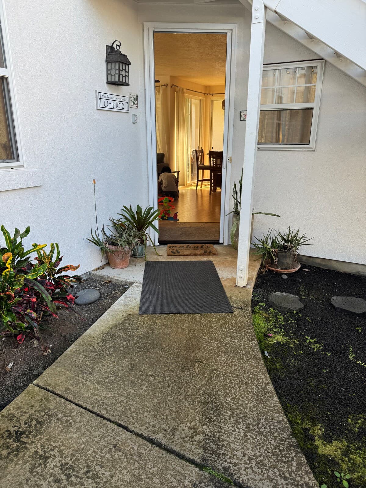 Tropical condo facing pool, lawn, & hot tub! - Photo 3
