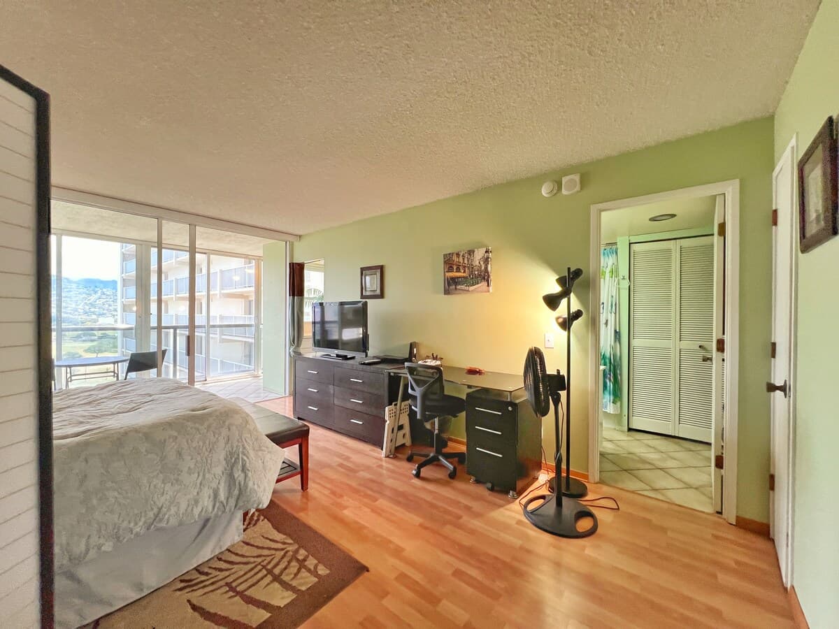 Comfy little getaway in Waikiki - Photo 2
