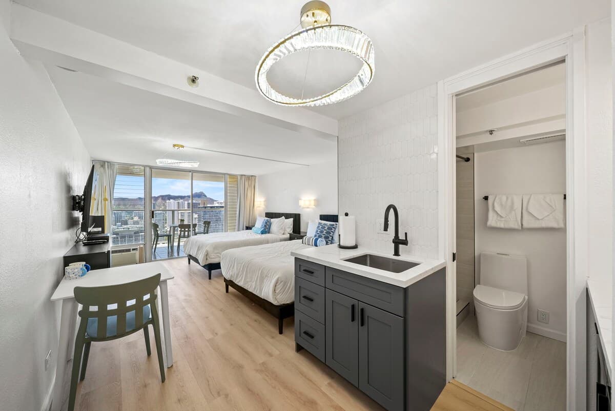 Ocean Breeze Waikiki Studio - Photo 1