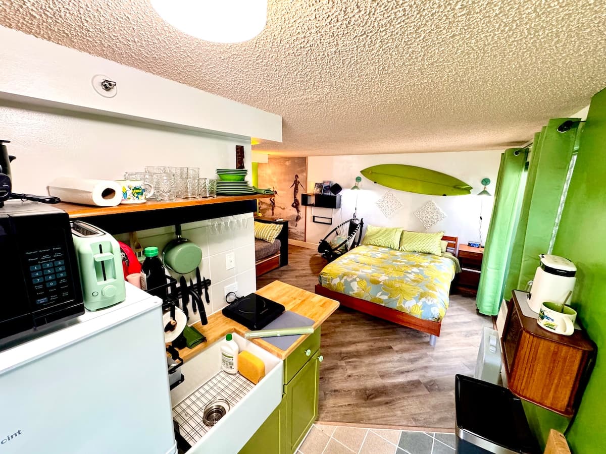 Condo in Honolulu · ★4.94 · Studio · 2 beds · 1 private bath - Photo 2