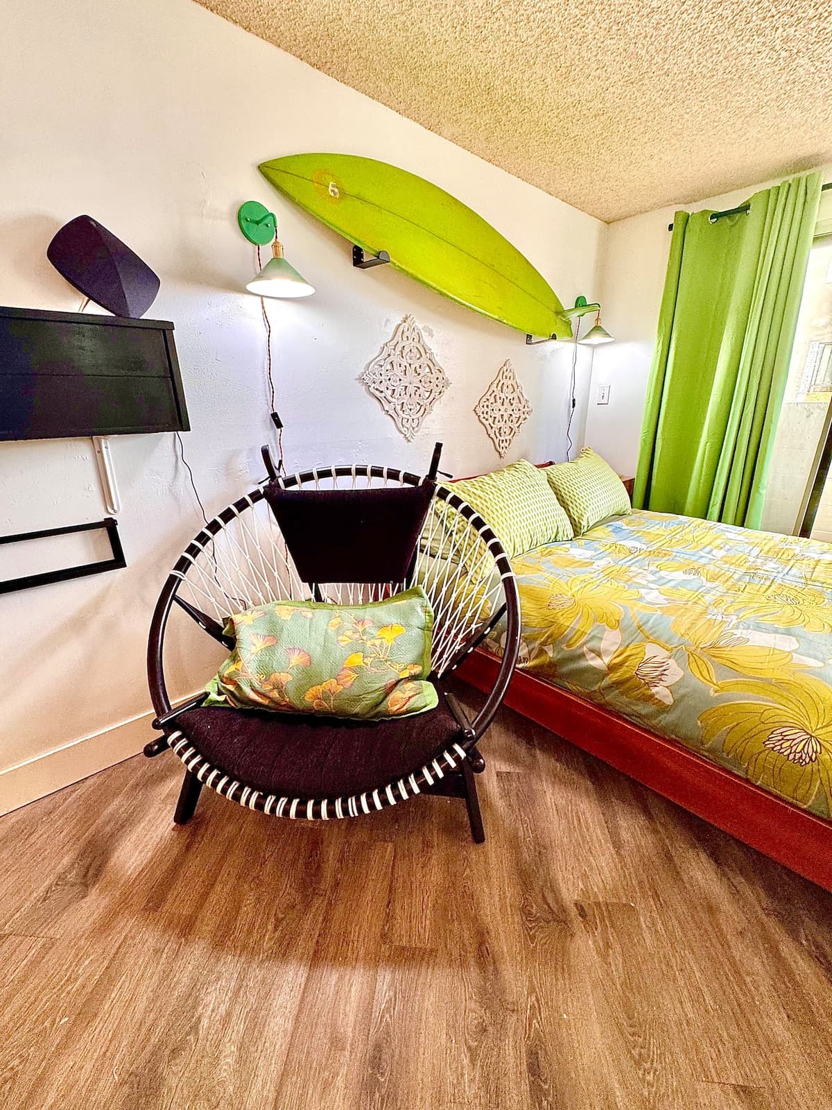 Condo in Honolulu · ★4.94 · Studio · 2 beds · 1 private bath - Photo 1