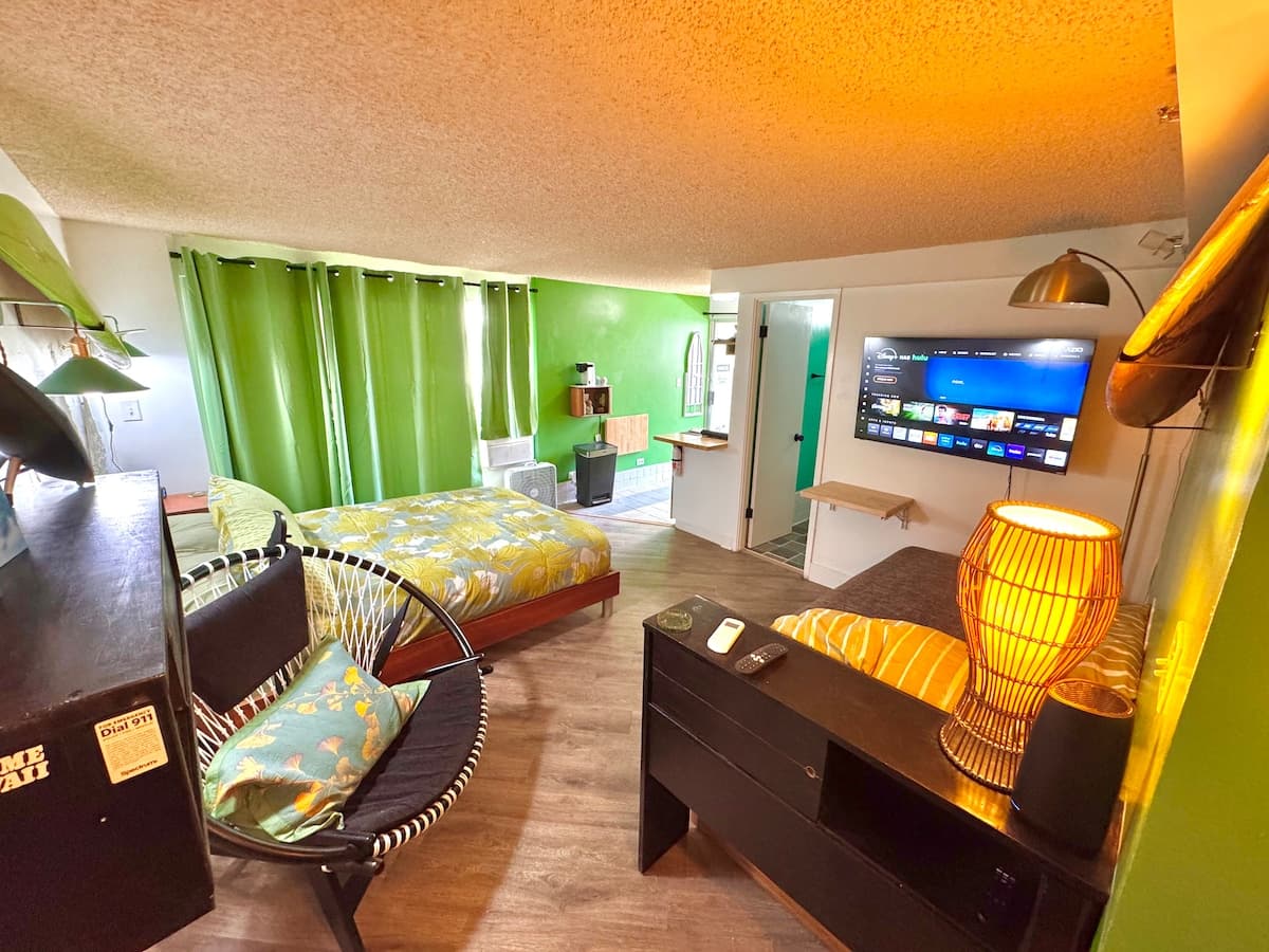 Condo in Honolulu · ★4.94 · Studio · 2 beds · 1 private bath - Photo 4
