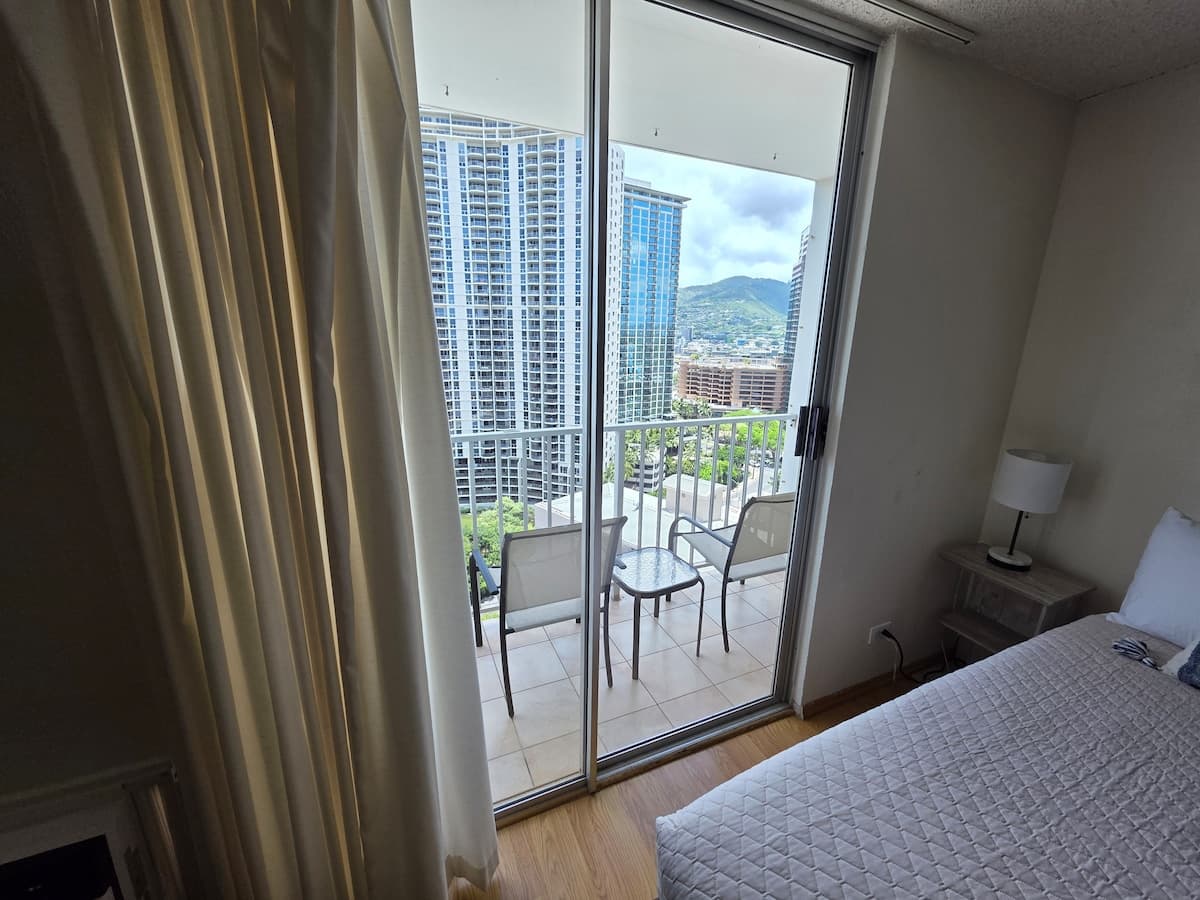 Condo in Honolulu · ★4.91 · 1 bedroom · 1 bed · 1 private bath - Photo 4