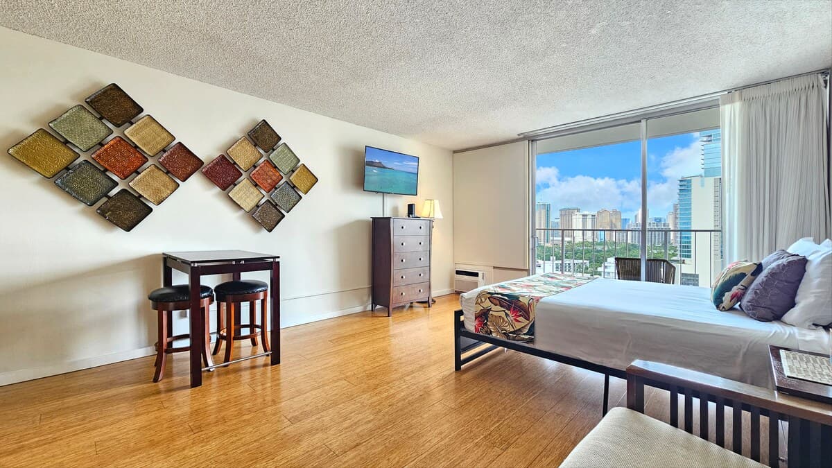 Condo in Honolulu · ★4.68 · Studio · 1 bed · 1 private bath - Photo 3