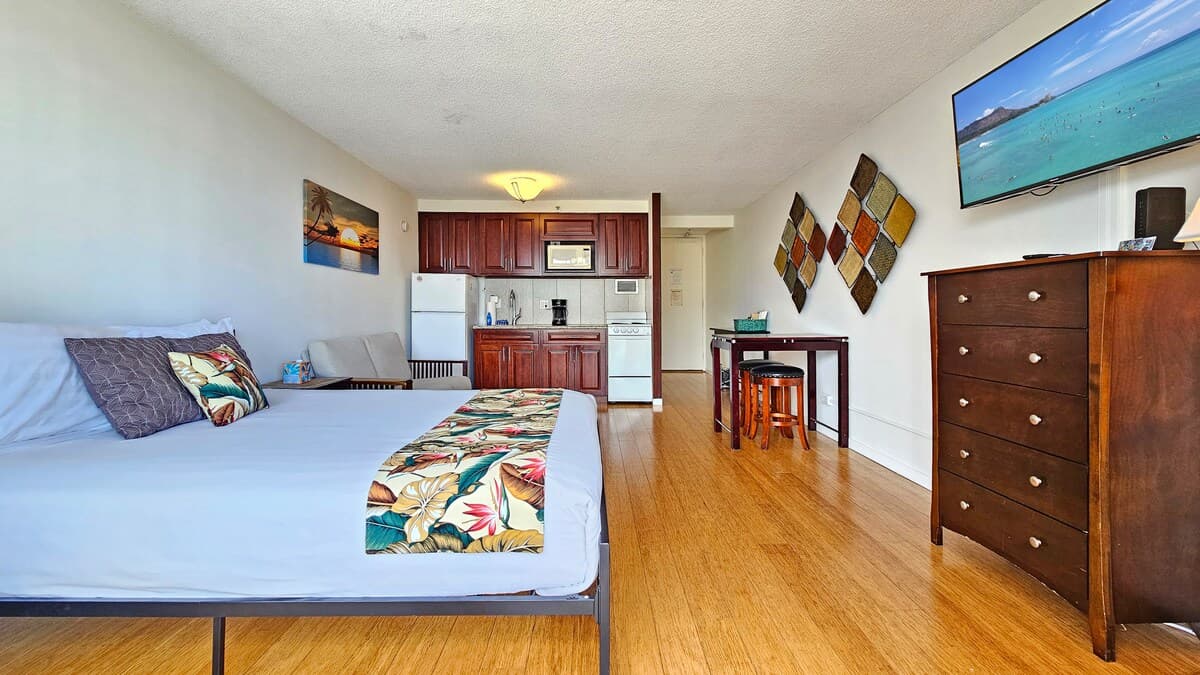 Condo in Honolulu · ★4.68 · Studio · 1 bed · 1 private bath - Photo 1