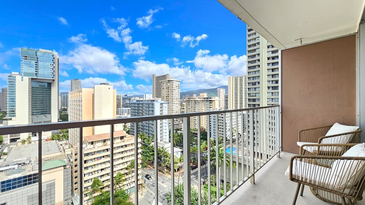 Condo in Honolulu · ★4.68 · Studio · 1 bed · 1 private bath - Photo 2