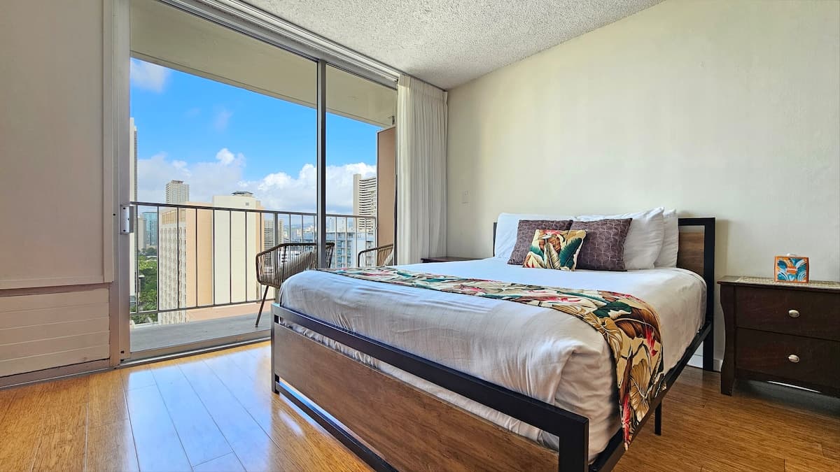 Condo in Honolulu · ★4.68 · Studio · 1 bed · 1 private bath - Photo 4