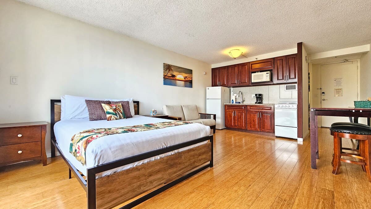 Condo in Honolulu · ★4.68 · Studio · 1 bed · 1 private bath - Photo 5
