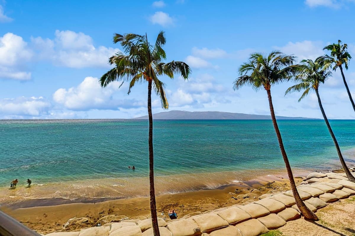 Condo in Lahaina · ★4.29 · 1 bedroom · 2 beds · 1 shared bath - Photo 2