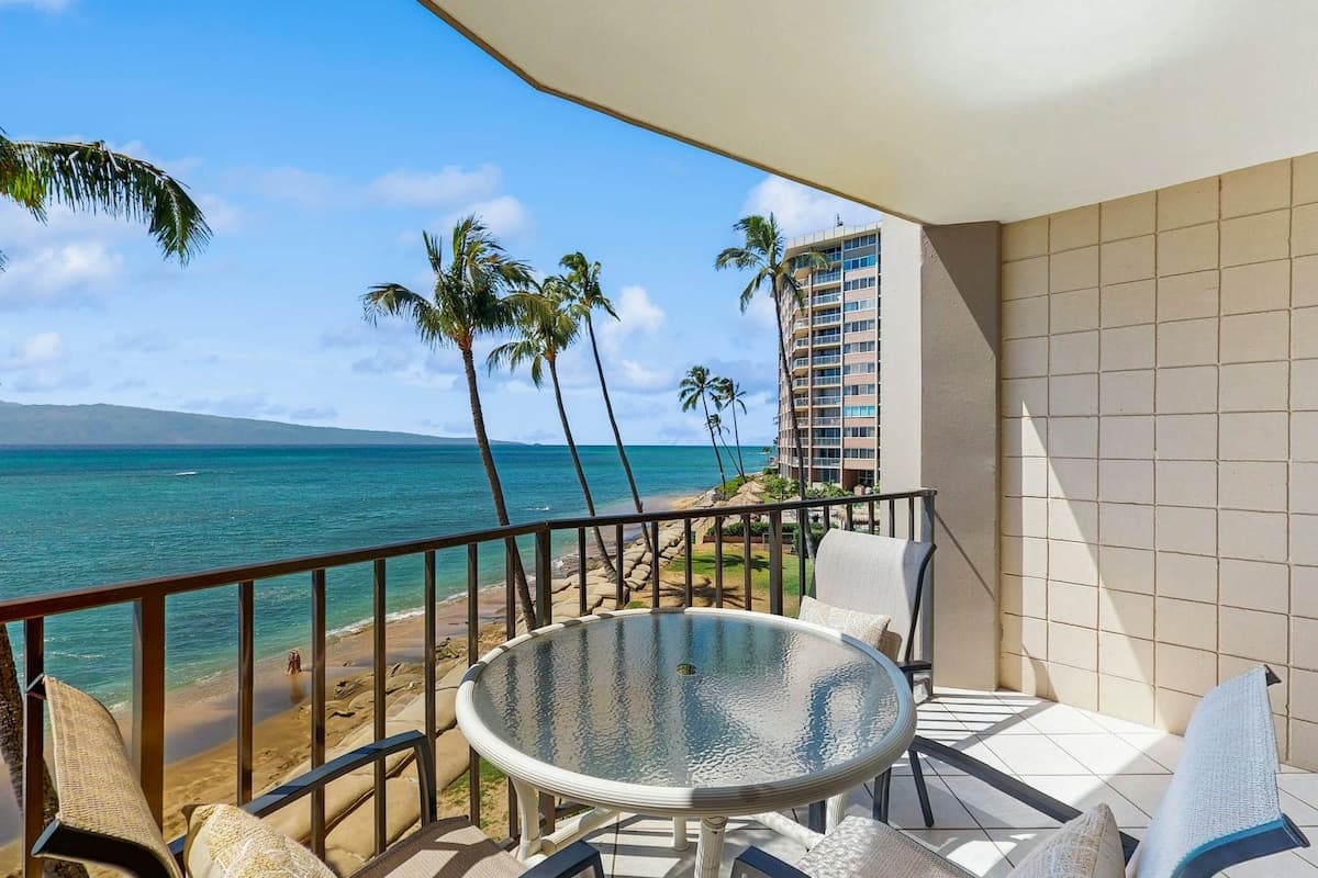 Condo in Lahaina · ★4.29 · 1 bedroom · 2 beds · 1 shared bath - Photo 1