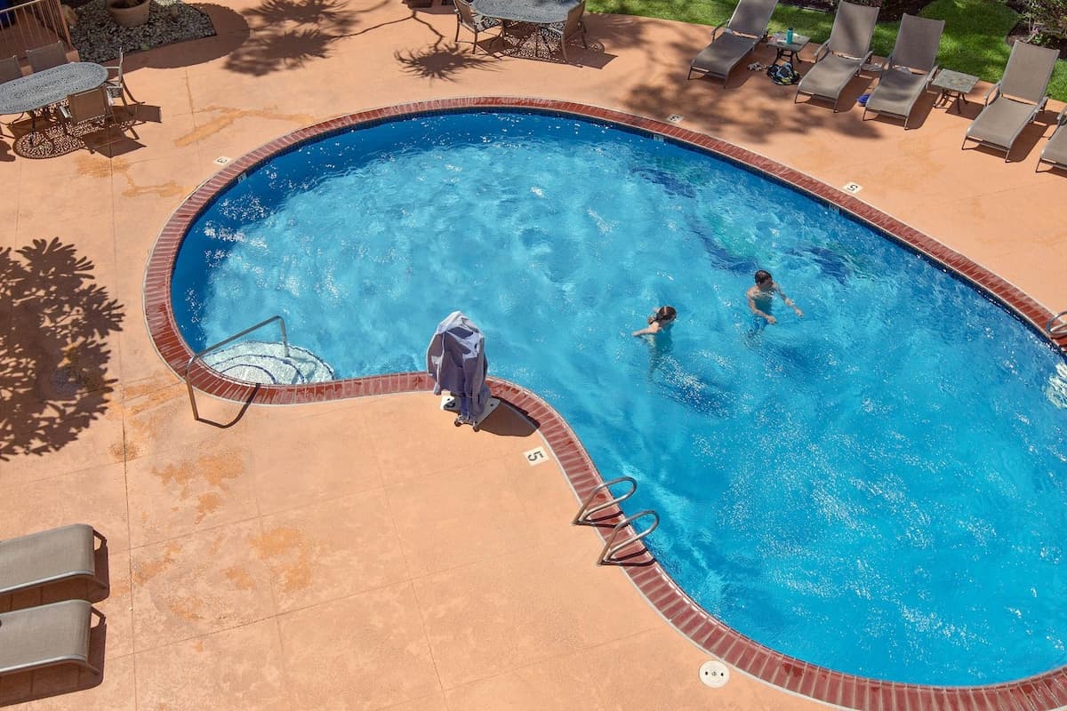 Condo in Lahaina · ★4.29 · 1 bedroom · 2 beds · 1 shared bath - Photo 4