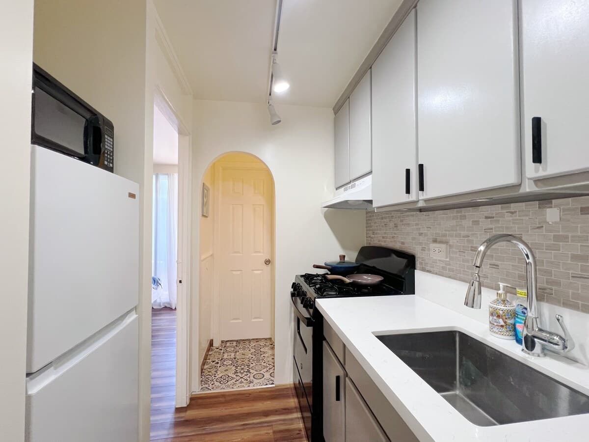 Newly renovated 2b/1b in Waikīkī-Free parking - Photo 2