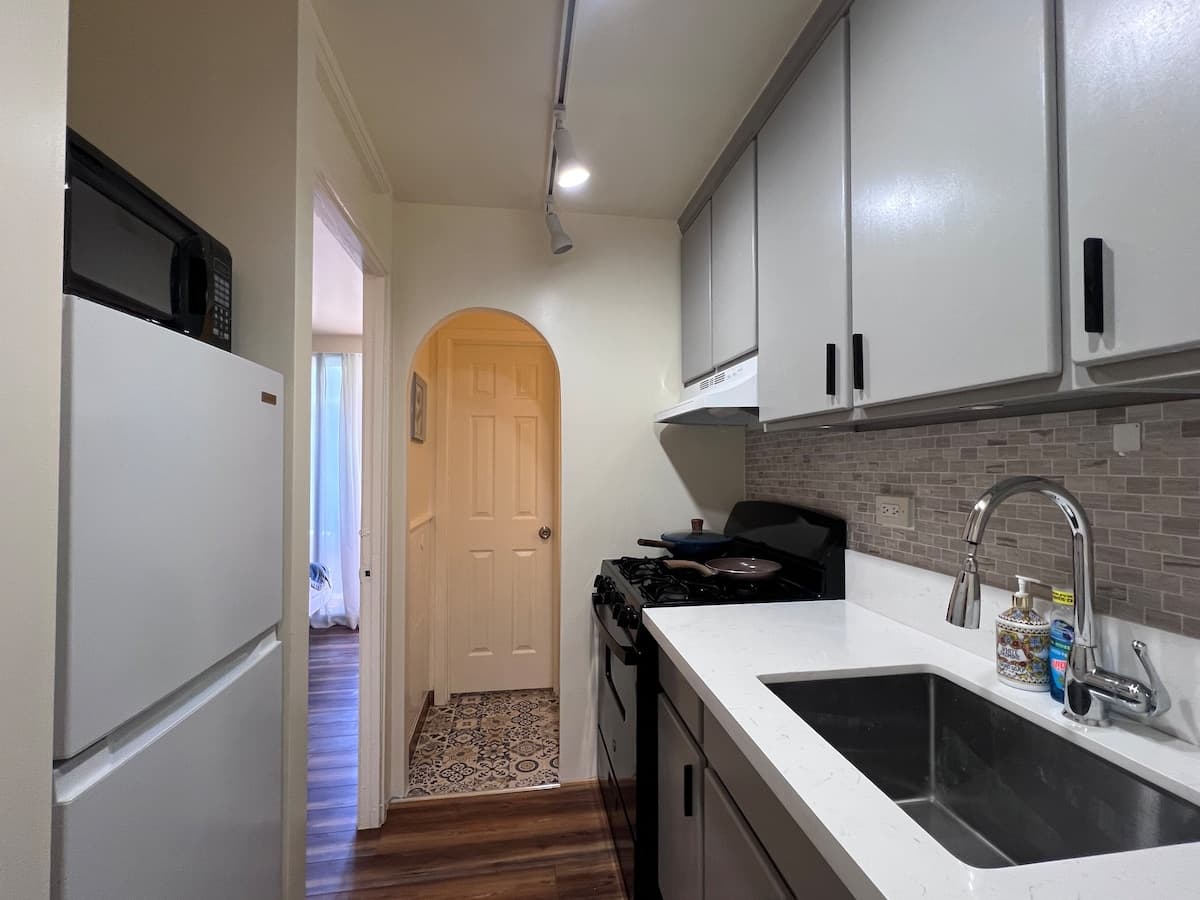 Newly renovated 2b/1b in Waikīkī-Free parking - Photo 5